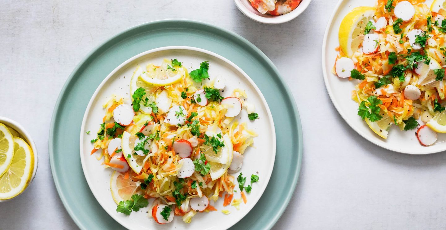 Spitzkohl als Salat mit Surimi - das perfekte Rezept für ein leichtes Abendessen
