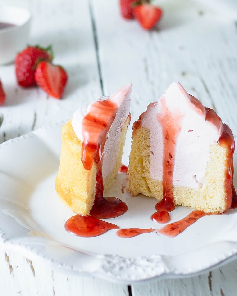 Erdbeer-Cake-Cups mit Cheesecake Füllung und schneller Erdbeersoße