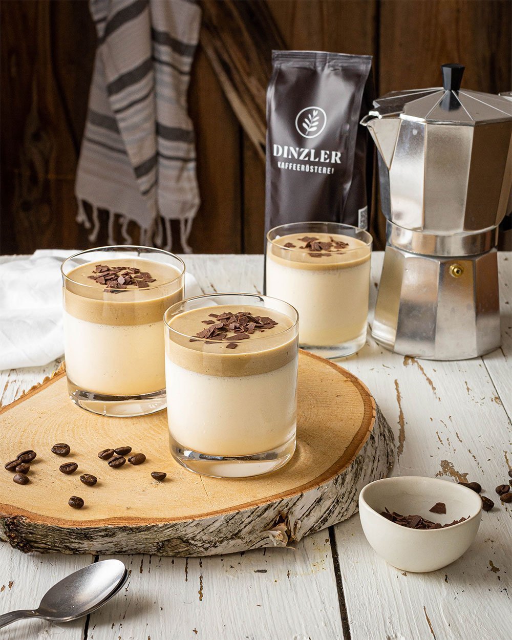 Bayerische Creme mit Kaffeemousse und Schokoraspel