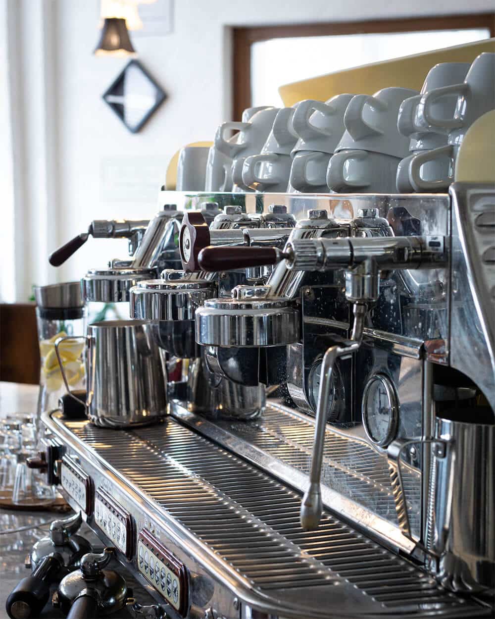 Wohlfühlen bei einer Tasse frisch aufgebrühtem Kaffee um GlücksCafé Auerbach.