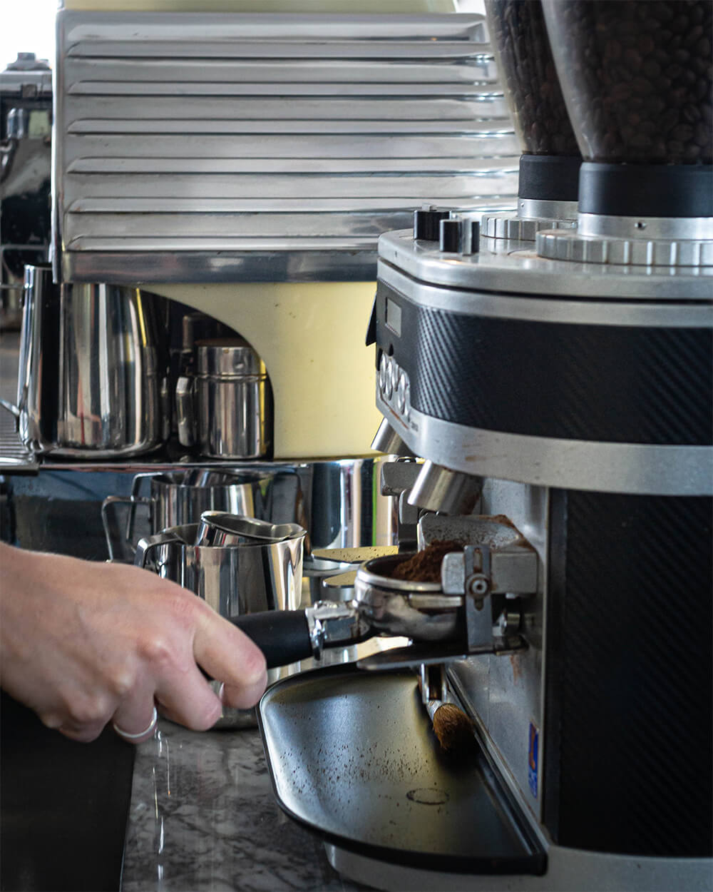 Wohlfühlen bei einer Tasse frisch aufgebrühtem Kaffee um GlücksCafé Auerbach.