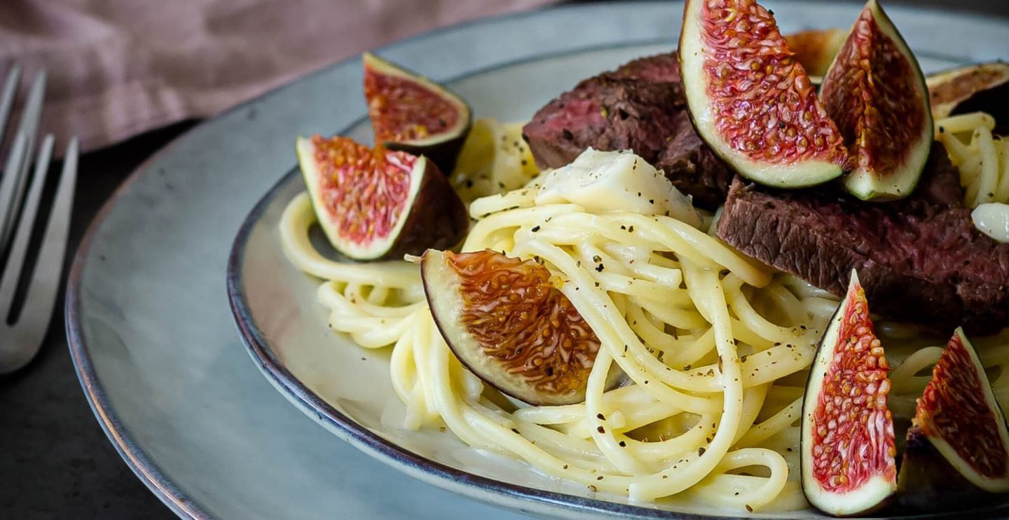 Spaghetti in Gorgonzolasauce mit frischen Feigen und Rinderhüftsteak