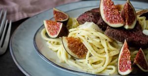 Spaghetti in Gorgonzolasauce mit frischen Feigen und Rinderhüftsteak