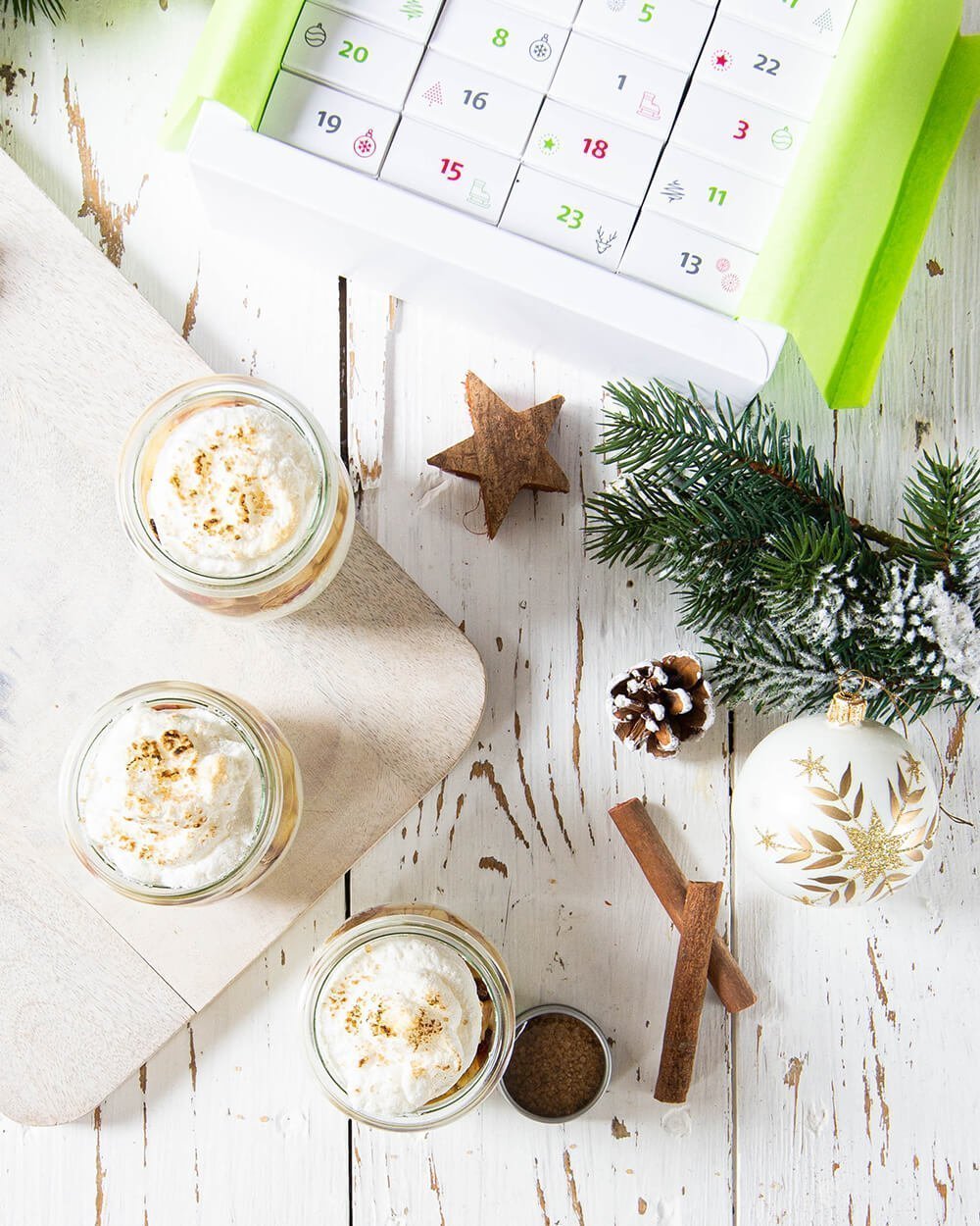 Vanillecreme mit Bratapfeltopping und Baiserhaube gewürzt mit dem Bratapfelgewürz aus dem Adventskalender von Zauber der Gewürze