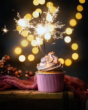 Vanille-Cupcakes mit Schwarzer Johannisbeere