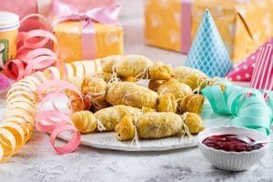 Süße Knallbonbons als Fingerfood für den Kindergeburtstag
